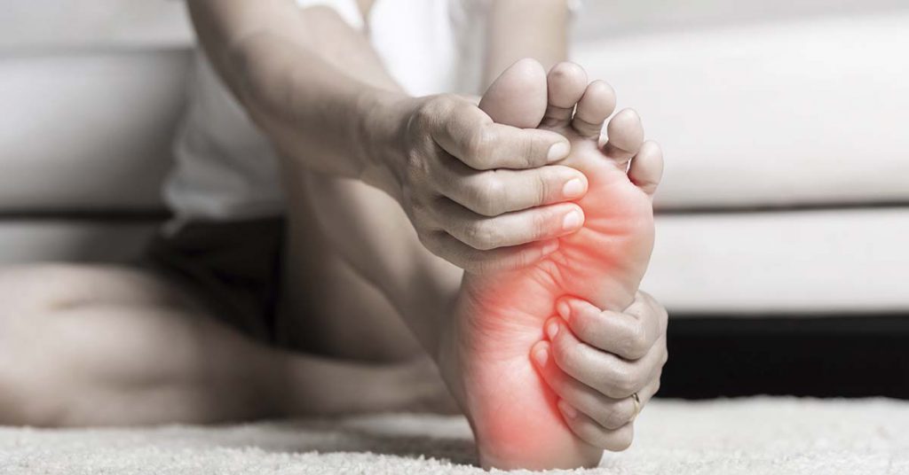 Tendinite no pé: o que pode causar dor e como diferenciar da fascite plantar